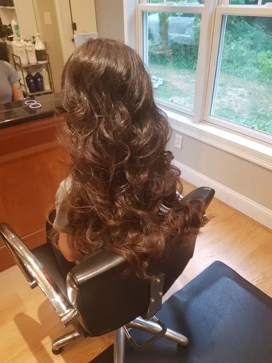 https://cdn.salonspotlight.com/photos/39Xt4SDhTc5UughvjF4m/ce3771f8-4347-45c8-8186-8a9a158d9179_720x720