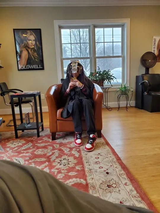 https://cdn.salonspotlight.com/photos/39Xt4SDhTc5UughvjF4m/d09c9265-30eb-45c1-8591-25b474730378_720x720