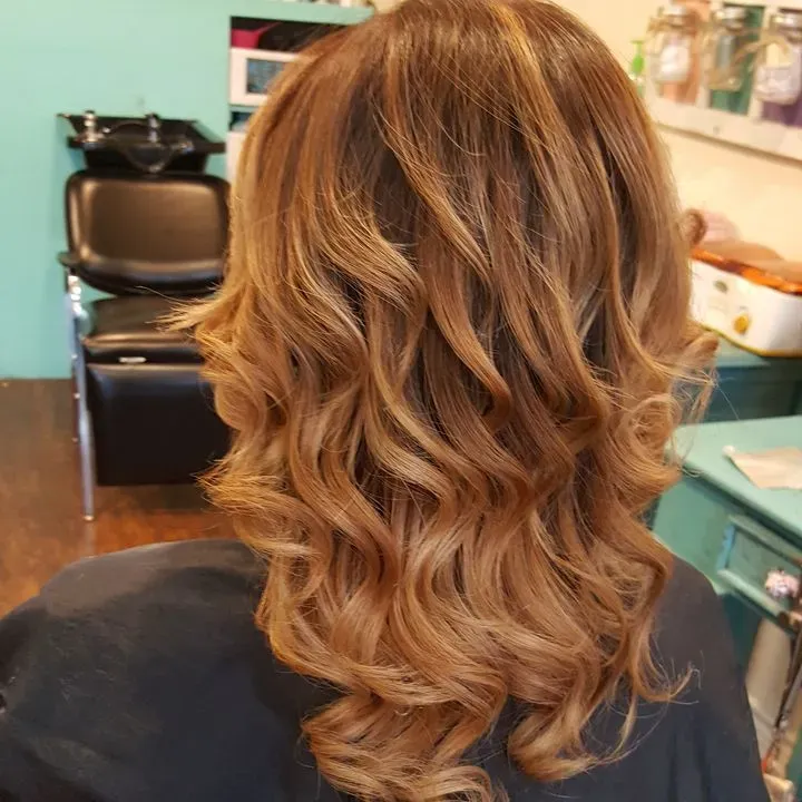 https://cdn.salonspotlight.com/photos/3AsdREsRng2wEQlmkoNt/ca557c15-4cf5-425c-88a1-125b908dc4e0_720x720