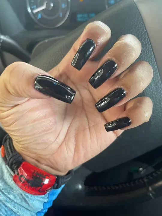 https://cdn.salonspotlight.com/photos/3C1tWflvGaPGsN9vjNAH/49ea68c5-e185-4fb1-aafa-94e1ec379195_720x720