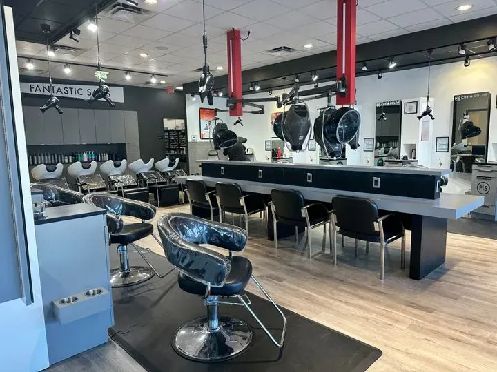 https://cdn.salonspotlight.com/photos/3CpZH7VK9XUN2T9Bffdq/4100b846-488d-4795-86bf-73137666229e_720x720