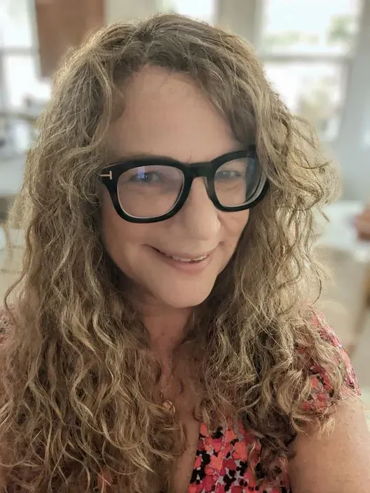 https://cdn.salonspotlight.com/photos/3EHlKoOdbSR7pN1CK1bd/089fa6dc-ea51-48bd-968e-9ab493e60f5f_720x720