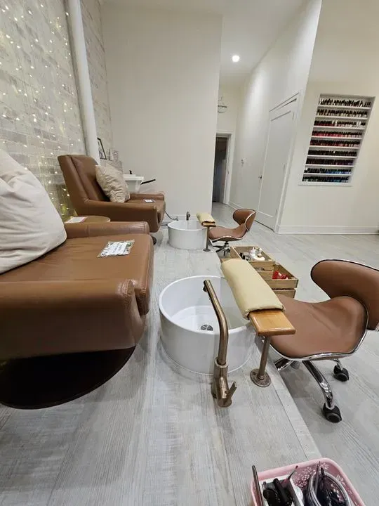 https://cdn.salonspotlight.com/photos/3EaZvegv9dZ9slJAmuFt/b15e28dc-88c6-4380-936a-cba2ebcbf403_720x720