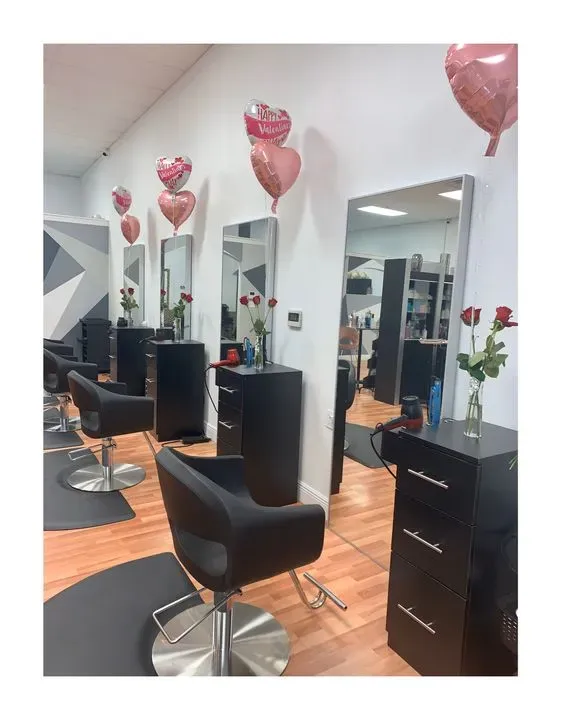 https://cdn.salonspotlight.com/photos/3HqcIK5UiBA9kTHsWiX5/8d1ee628-4b52-4fa2-bd83-fbeca6f7c81a_720x720