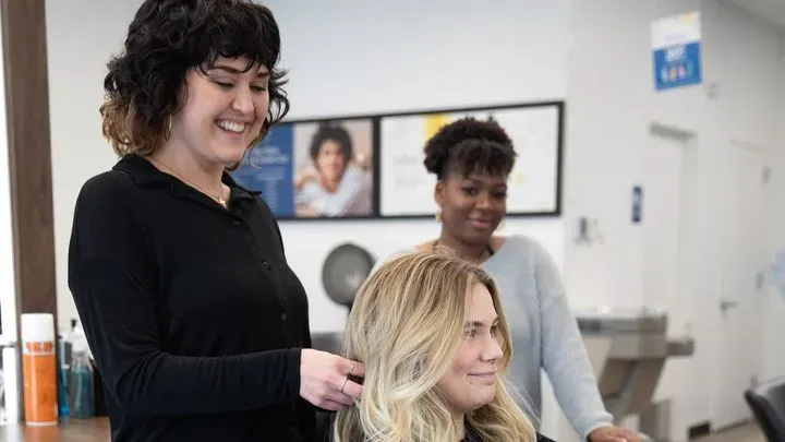 https://cdn.salonspotlight.com/photos/3Kbe64da8uMi1aYD6p5B/0725c0fa-5702-4dc1-9d71-f7478d30d5e8_720x720