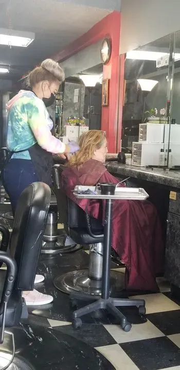 https://cdn.salonspotlight.com/photos/3MEgB8W9uBestGtmu1z4/b5663a83-90d8-432e-a9dc-edfc1e18e1ef_720x720