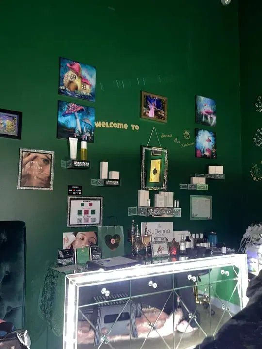 https://cdn.salonspotlight.com/photos/3NMfSwjaGaqThN33cM7E/c8ce0a08-289e-4f8f-99f4-1054a99f4eb2_720x720