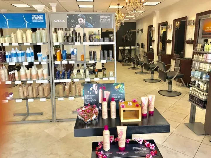 https://cdn.salonspotlight.com/photos/3Nt2coVUh4Ehx2gdHs3r/ca35a75f-6e35-460f-bc0b-edee46cc141d_720x720
