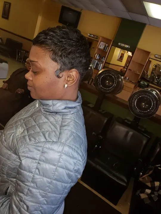 https://cdn.salonspotlight.com/photos/3OGu6x3CLhuAScNXOWjy/c0ee1ab7-82fc-4515-beb3-039fde39c73f_720x720