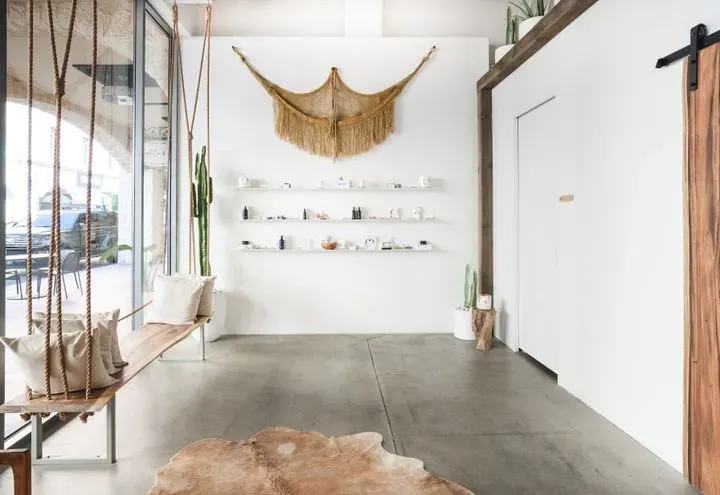 https://cdn.salonspotlight.com/photos/3OwkgdDCmyBntS3wEWVM/ab182c38-4952-4880-8fdc-53bf97b47381_720x720