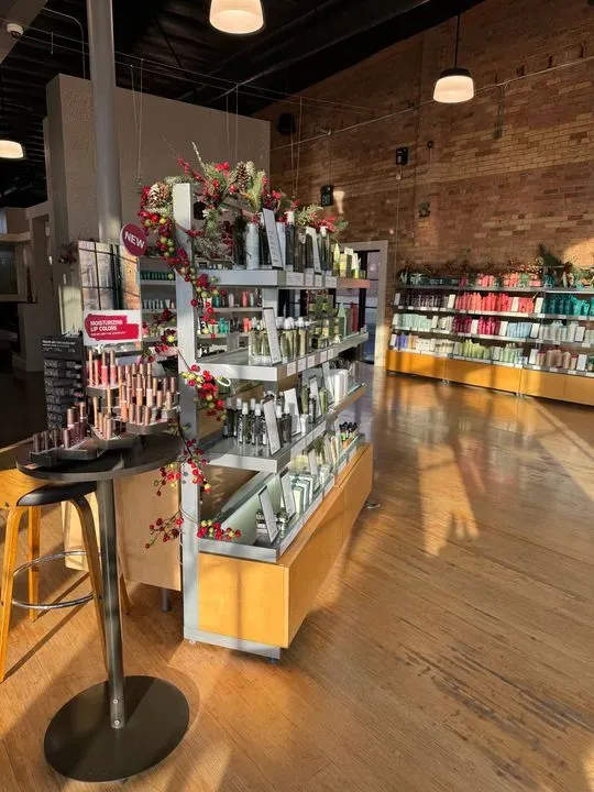 https://cdn.salonspotlight.com/photos/3ROmIvdb6sGto2XeY82A/3f65d554-1673-48fb-b1f2-f5db75489657_720x720
