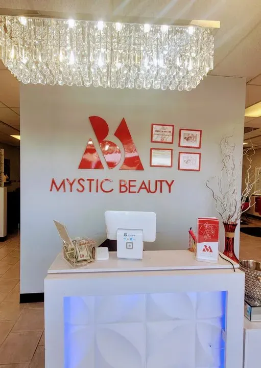 https://cdn.salonspotlight.com/photos/3RdxuuxwOHtskzqHCLBj/4971d519-68c0-4d9e-9631-141822caa987_720x720