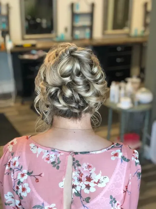 https://cdn.salonspotlight.com/photos/3SZf7b9q607TiUnphogF/cac58362-ded5-489d-883b-4416347fe7b2_720x720