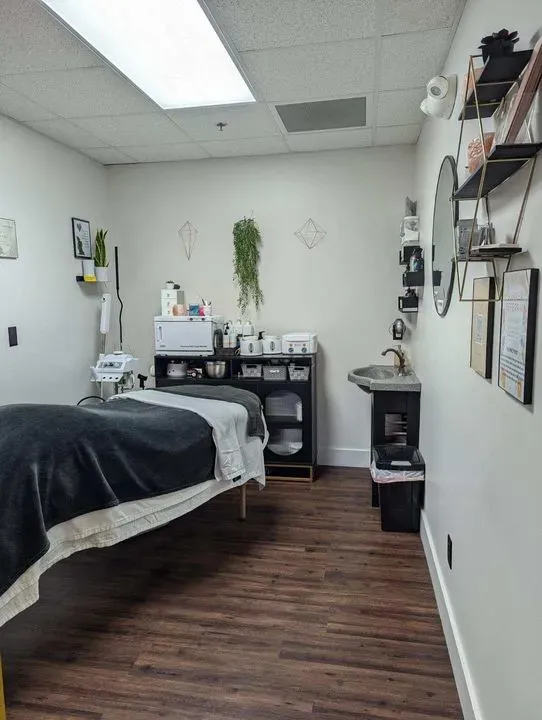 https://cdn.salonspotlight.com/photos/3Sptb50aOI5N53xOjjft/7e4d0962-88cc-4ec2-8925-10858d96deda_720x720