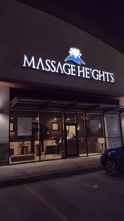 https://cdn.salonspotlight.com/photos/3TbUKLVs6maYP8J3cobf/5c894d7b-e4b8-4cfa-925b-b3812dbb6778_720x720