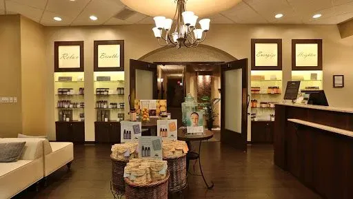 https://cdn.salonspotlight.com/photos/3TbUKLVs6maYP8J3cobf/e59019ea-157a-4c85-b9b8-15a84052a8d6_720x720