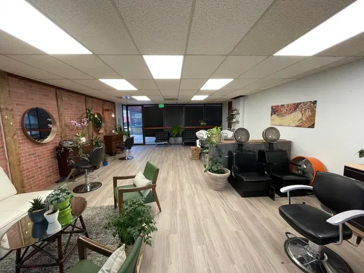 https://cdn.salonspotlight.com/photos/3UX69HNZ0IO6IvvpGjiv/24b9a6a4-d4a6-4443-8ac3-ec7853c9c5d2_720x720