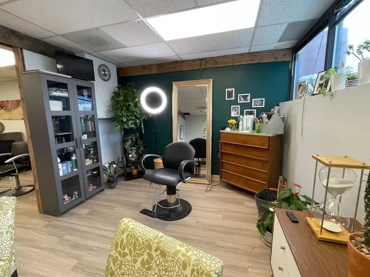 https://cdn.salonspotlight.com/photos/3UX69HNZ0IO6IvvpGjiv/4f5219c0-023d-426e-8aad-ef0c3809478e_720x720