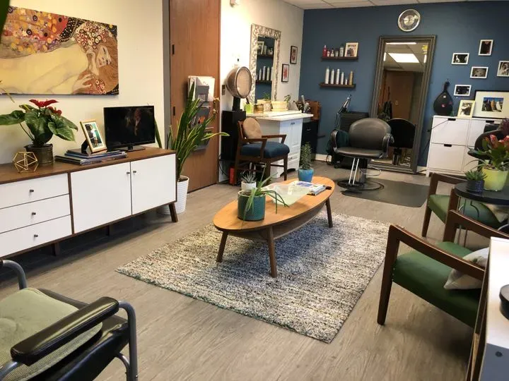 https://cdn.salonspotlight.com/photos/3UX69HNZ0IO6IvvpGjiv/6d2fcbdb-1460-4eee-90f5-745f1159b08c_720x720