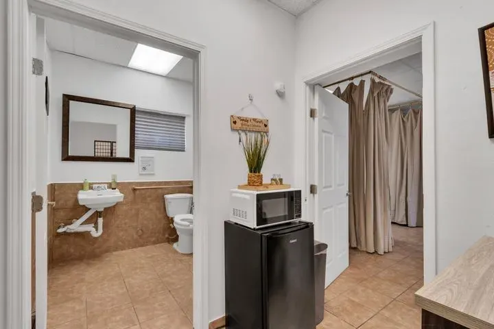 https://cdn.salonspotlight.com/photos/3VF3I9eCps0Lp18J7A3l/6ca367d9-3d12-4e9a-b719-3610d10fbaca_720x720