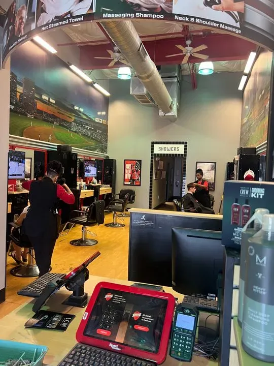 https://cdn.salonspotlight.com/photos/3Vwg9SZOWnVkwVClKj2h/6e13a594-d376-47bc-b67f-98e8cf349592_720x720