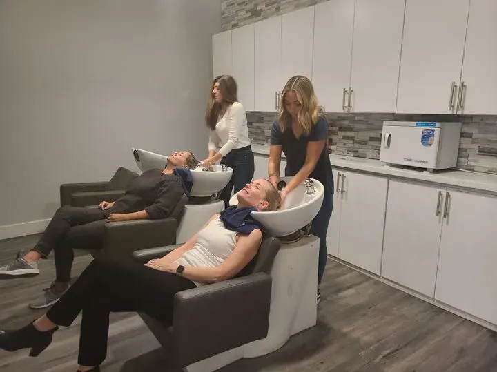 https://cdn.salonspotlight.com/photos/3Ys0qv7cLx4bYF5RV0HS/512a6b57-7d6c-4633-902d-e879404d336b_720x720