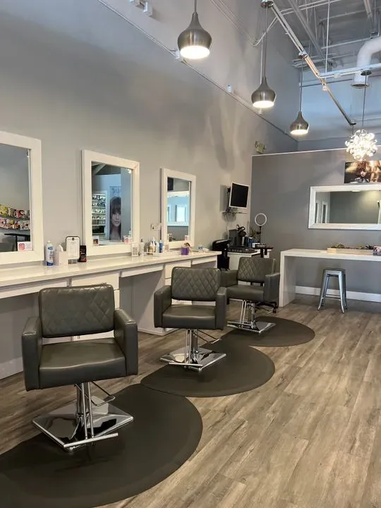 https://cdn.salonspotlight.com/photos/3Ys0qv7cLx4bYF5RV0HS/818f014c-8ac4-44b6-9e79-1b66f02054c3_720x720