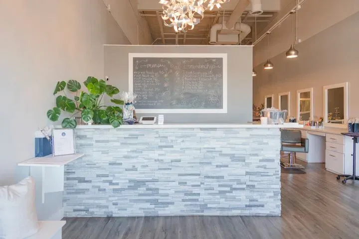 https://cdn.salonspotlight.com/photos/3Ys0qv7cLx4bYF5RV0HS/8417b6b1-2c04-4fc9-b58a-7e468be24170_720x720