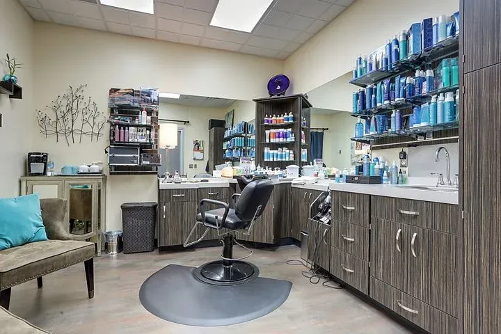 https://cdn.salonspotlight.com/photos/3bk3fiKO2a9zNSBGPIaA/6c2250fc-a20f-4737-8da9-a8dcf3338d90_720x720