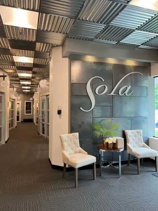 https://cdn.salonspotlight.com/photos/3bk3fiKO2a9zNSBGPIaA/7c01c2d3-c547-47a1-a2db-eef5231a2fa3_720x720
