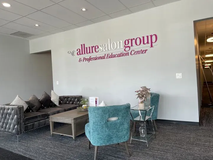 https://cdn.salonspotlight.com/photos/3d4JwhwZrysgfuflhGcS/cd8c5e46-ca6c-4b61-8fe9-1adf622e014e_720x720