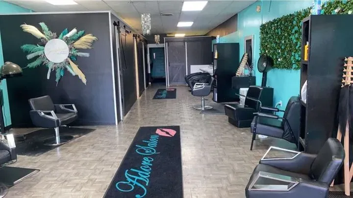 https://cdn.salonspotlight.com/photos/3eBhMa8C814l1FAj23JK/44e058e3-c68d-48a0-95ca-17ec2b09ce0f_720x720