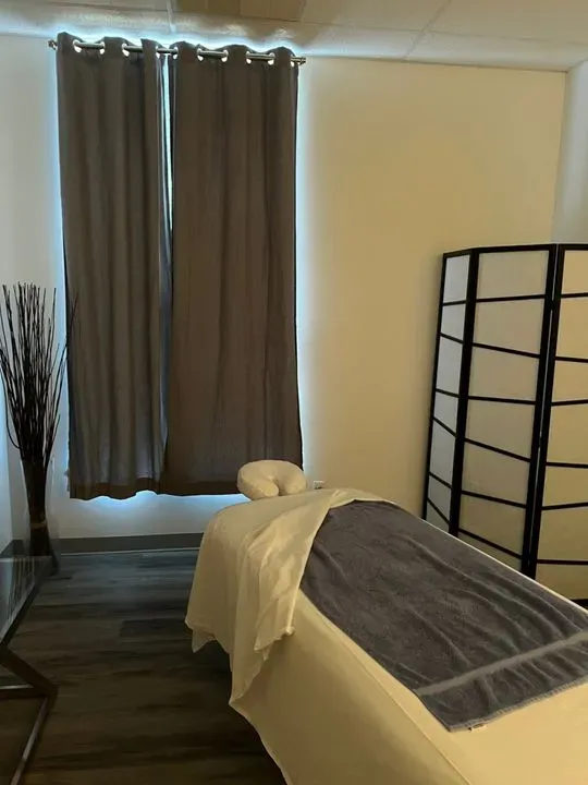 https://cdn.salonspotlight.com/photos/3g9NZbifNUBYr2Sx0zDO/a404cbd1-c4d6-4942-9715-c47f004b48df_720x720
