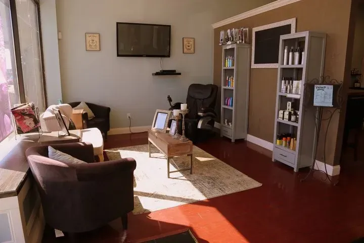 https://cdn.salonspotlight.com/photos/3hjwbPRZrCIECPx2WPl7/851dadc3-402b-4904-87f9-fef4aee4b7fc_720x720