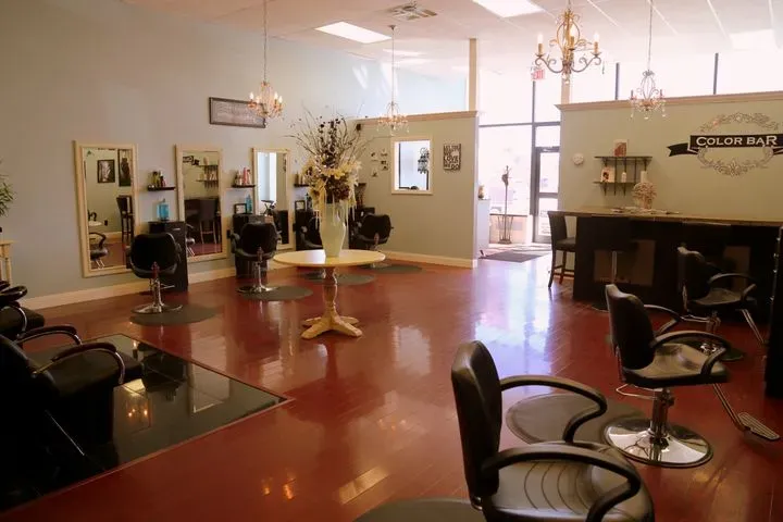 https://cdn.salonspotlight.com/photos/3hjwbPRZrCIECPx2WPl7/9a0778b7-2077-48bf-ab0e-4d08e6e85ec8_720x720
