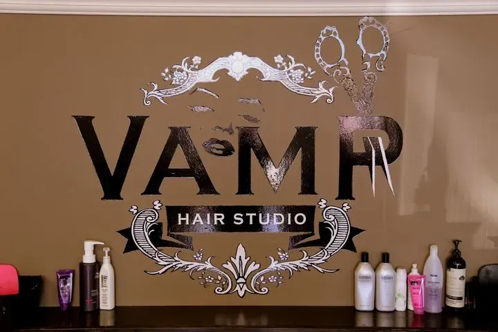 https://cdn.salonspotlight.com/photos/3hjwbPRZrCIECPx2WPl7/b662e562-ce26-4faa-b4c6-52d4ccd73ebe_720x720