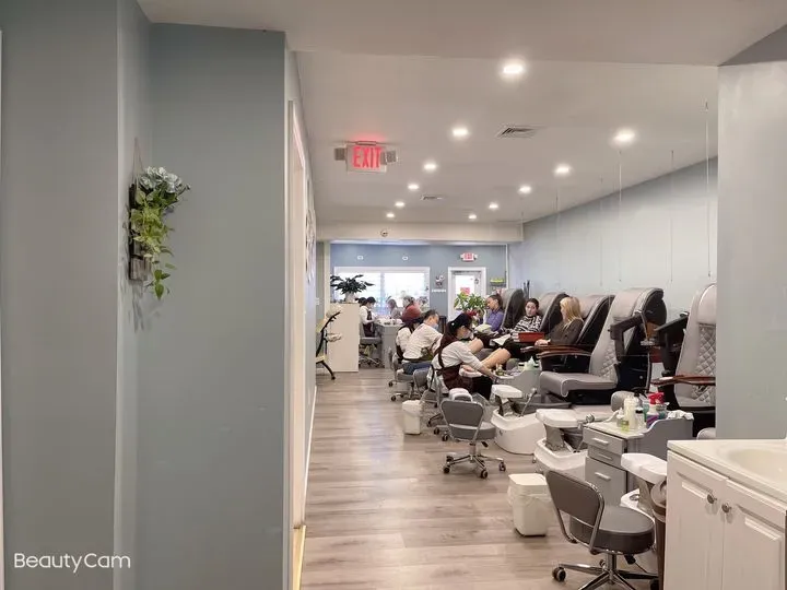 https://cdn.salonspotlight.com/photos/3iNcnH8sL1AignPMAE0q/ce916874-11ca-4115-aae9-55011415c8a8_720x720