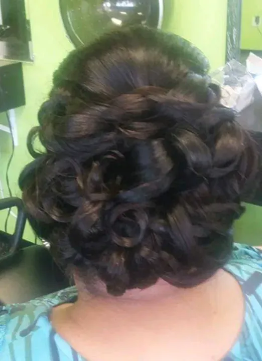https://cdn.salonspotlight.com/photos/3kC0Qr1MCDtZ1CEOd0iY/4b2253a2-24c9-487a-a8cb-d86e203ce946_720x720