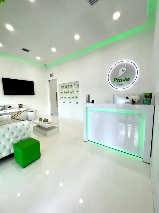 https://cdn.salonspotlight.com/photos/3kJnuuymFJl98sAjcNGK/8aae5c6a-31a0-4e92-9605-f946815c9a92_720x720
