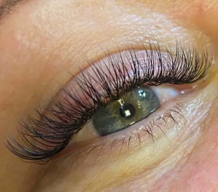 https://cdn.salonspotlight.com/photos/3kvcdRNKSfQT1HbPqkdC/685c27b2-534a-4391-883d-aaf74cf3b542_720x720