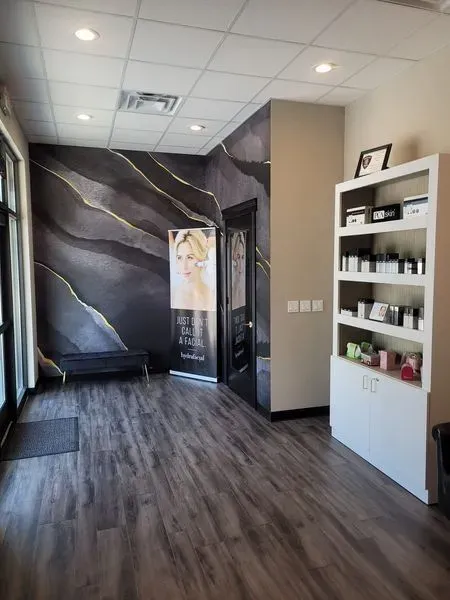 https://cdn.salonspotlight.com/photos/3llLotM4XmQDanmzzbPZ/06b67e2a-7a20-4ef3-874c-cecc4b46da25_720x720