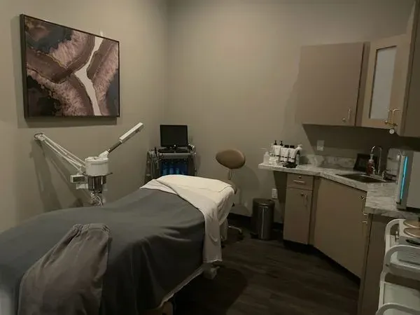 https://cdn.salonspotlight.com/photos/3llLotM4XmQDanmzzbPZ/a528cece-3c10-43d8-b1c7-3875103b0f68_720x720