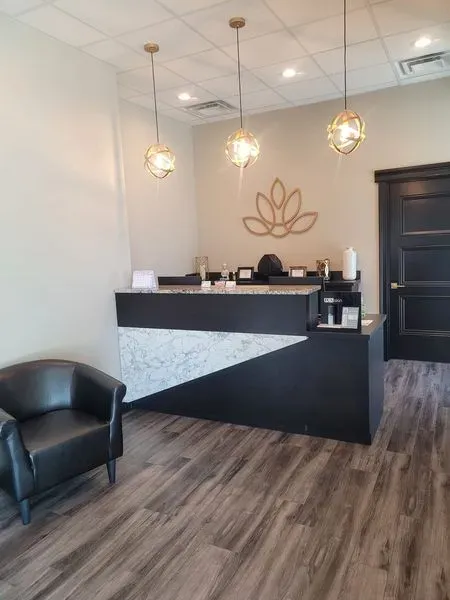 https://cdn.salonspotlight.com/photos/3llLotM4XmQDanmzzbPZ/d351fac0-ed74-470e-9166-3e8755d208c6_720x720