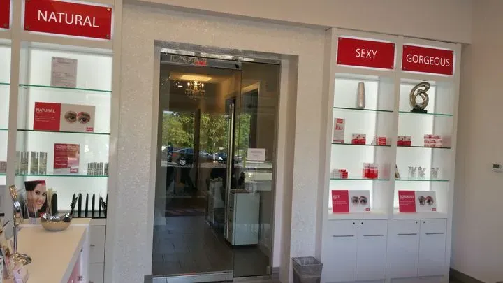 https://cdn.salonspotlight.com/photos/3mEXzpSKnaqVqLUaJKIR/80a83713-e45a-460c-a461-69d91af50ab5_720x720
