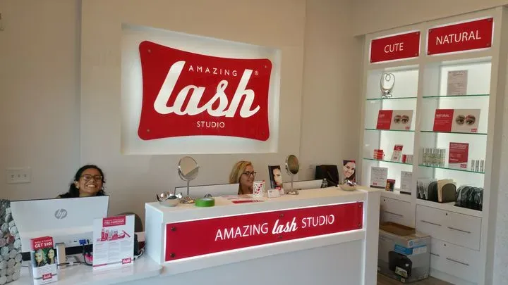 https://cdn.salonspotlight.com/photos/3mEXzpSKnaqVqLUaJKIR/c961cab7-9301-4320-80fd-0c45b6b03301_720x720