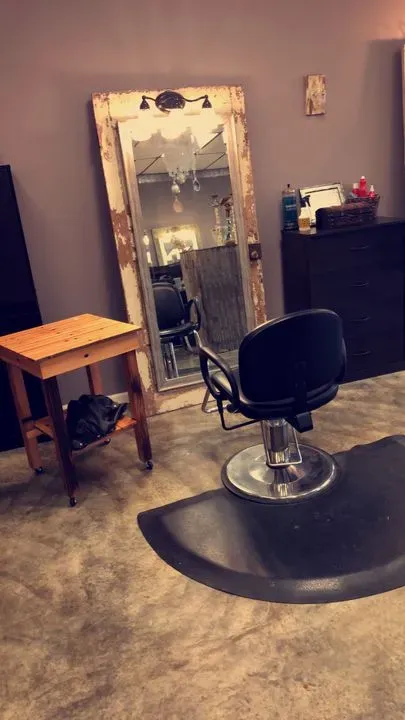 https://cdn.salonspotlight.com/photos/3mX406EMGaWVzQBZNfZP/11333caf-5d62-4be5-a09a-42f26244df0a_720x720