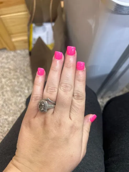 https://cdn.salonspotlight.com/photos/3msYDi5AJnYPZvRbh9Fi/bc4f3fd6-0329-432d-90b1-2a8f6cb619b4_720x720