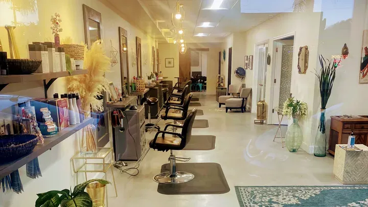 https://cdn.salonspotlight.com/photos/3ppxviJ7EVwT60VgNGjl/25feb189-357f-415c-a4b6-b1ff70ee1524_720x720