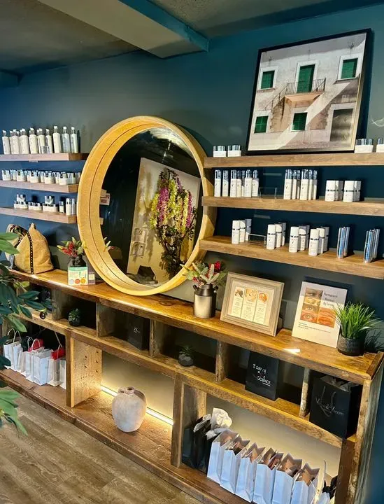 https://cdn.salonspotlight.com/photos/3prV7kCgMXGxmr1V9fWR/eb708c47-7760-4ea4-a636-0eed8edce8f7_720x720