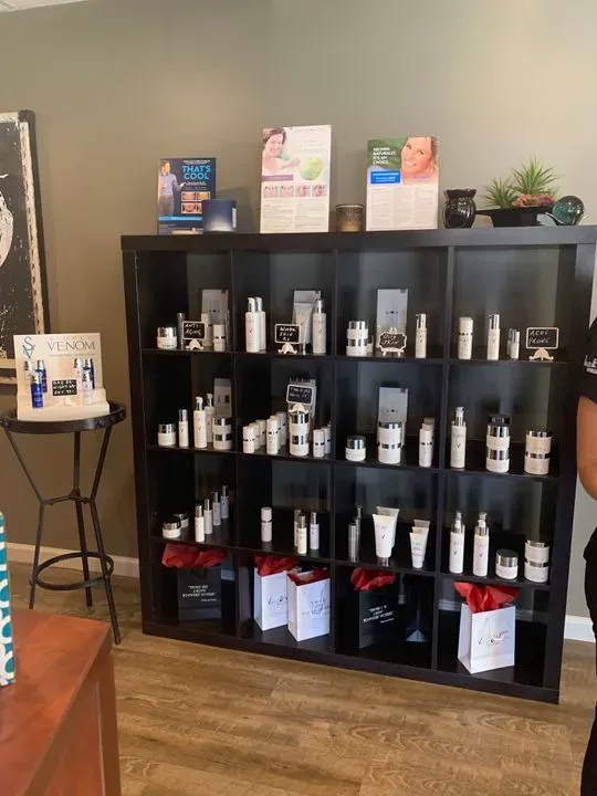 https://cdn.salonspotlight.com/photos/3prV7kCgMXGxmr1V9fWR/fe3a7e78-8053-45f0-9723-d7c442adb585_720x720